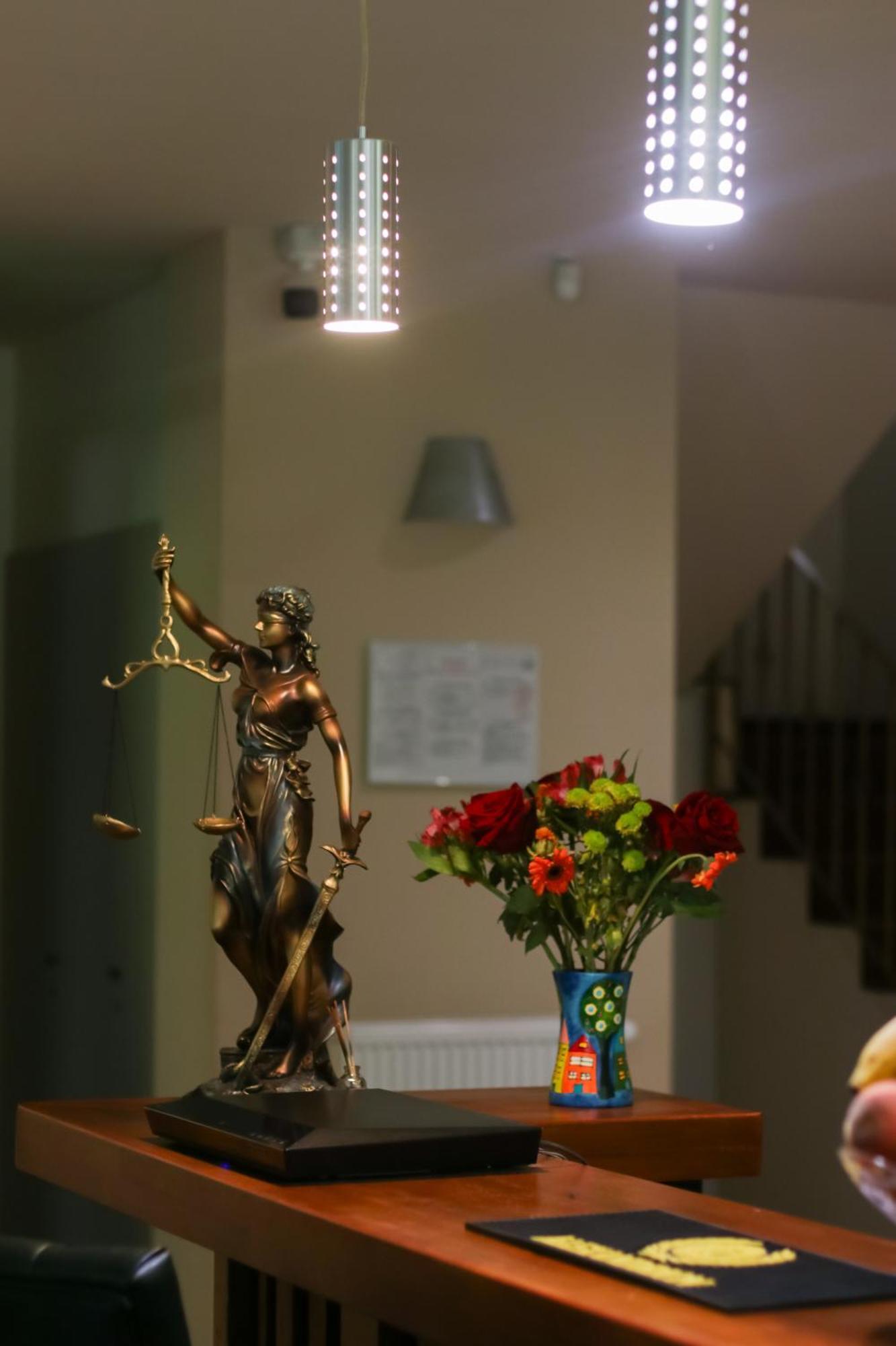 Opus Villa シナヤ エクステリア 写真 Lady Justice statue at the entrance of the court