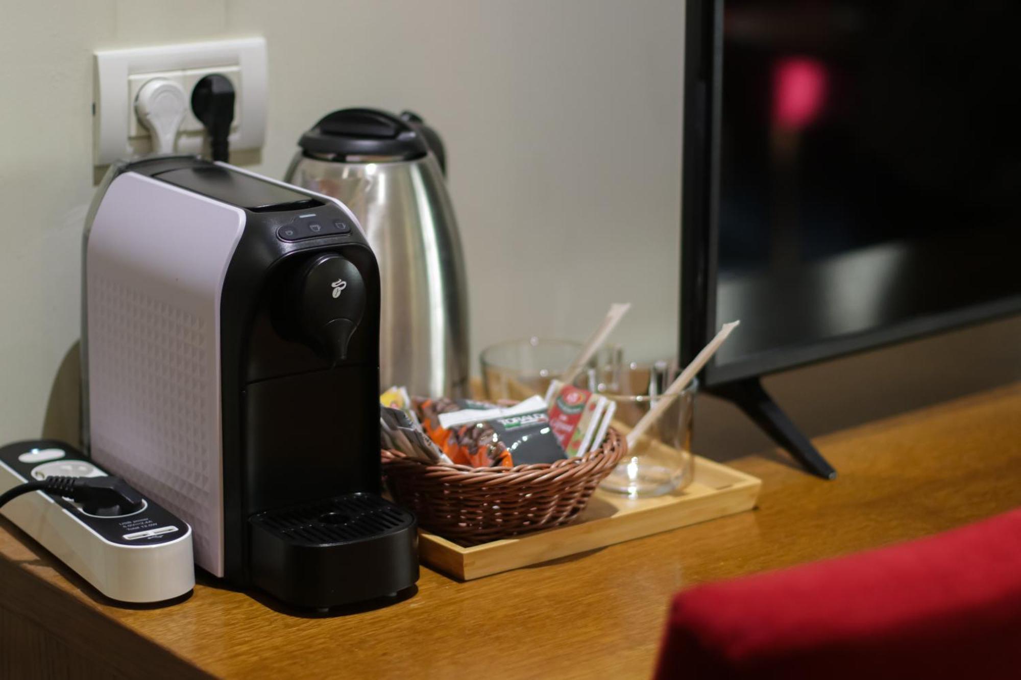 Opus Villa シナヤ エクステリア 写真 A Nespresso coffee machine in a hotel room