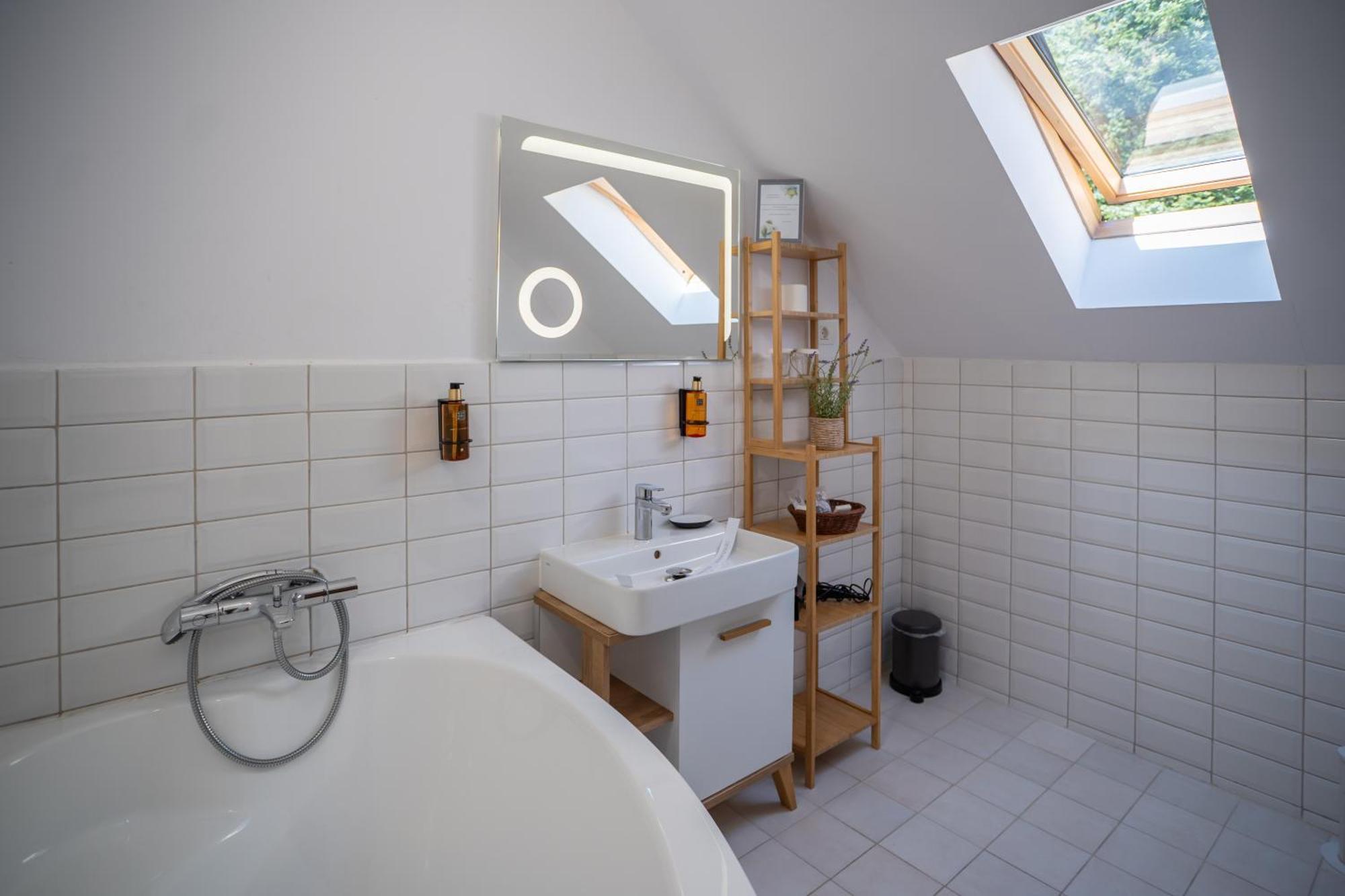 Opus Villa シナヤ エクステリア 写真 Bathroom with a skylight