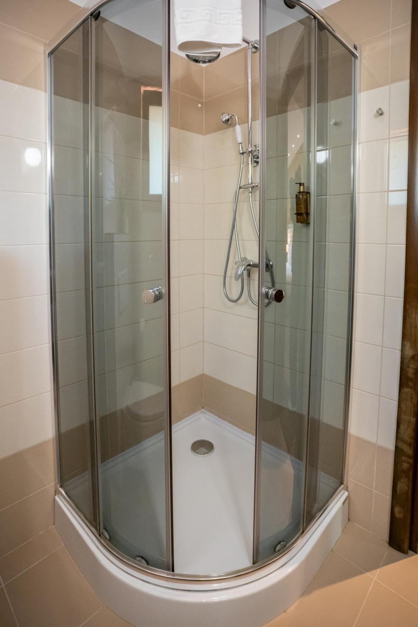 Opus Villa シナヤ エクステリア 写真 A shower cubicle