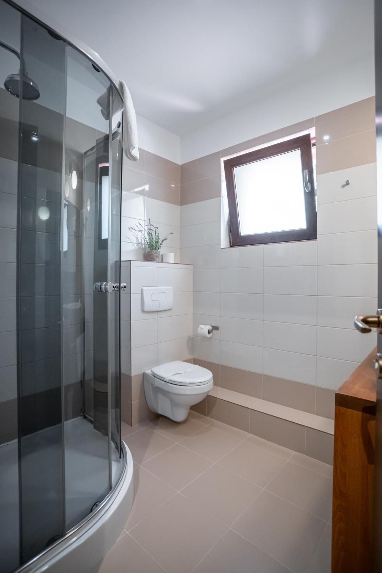 Opus Villa シナヤ エクステリア 写真 Bathroom with shower enclosure