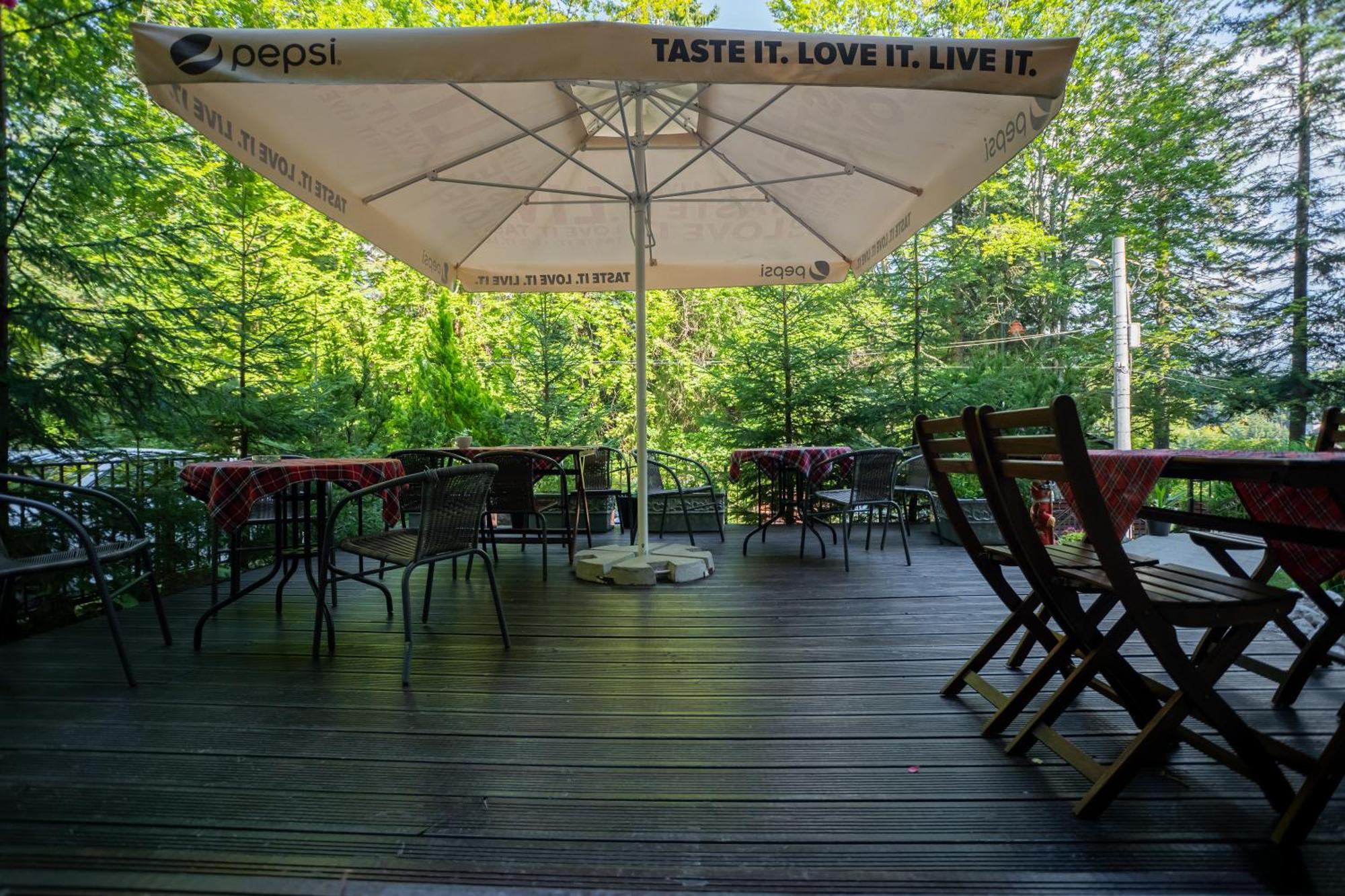 Opus Villa シナヤ エクステリア 写真 A patio umbrella