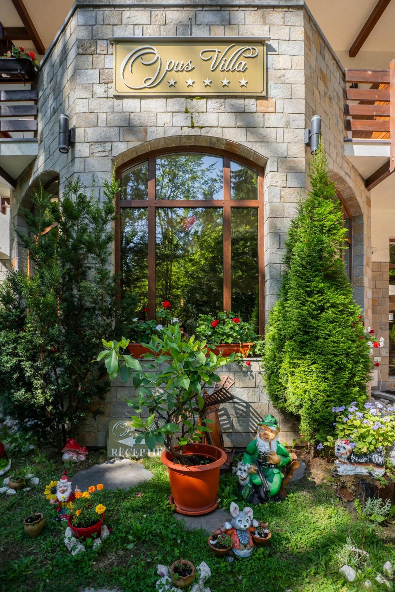 Opus Villa シナヤ エクステリア 写真 The courtyard of the house